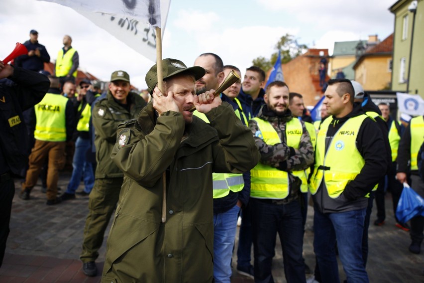 Protest policjantów w Warszawie. Mundurowi domagają się...