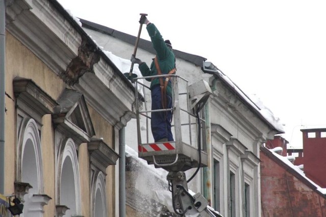 Właściciele kamienic w centrum miasta wzięli do serca przestrogi nadzoru budowlanego i usuwali śnieg z dachów.