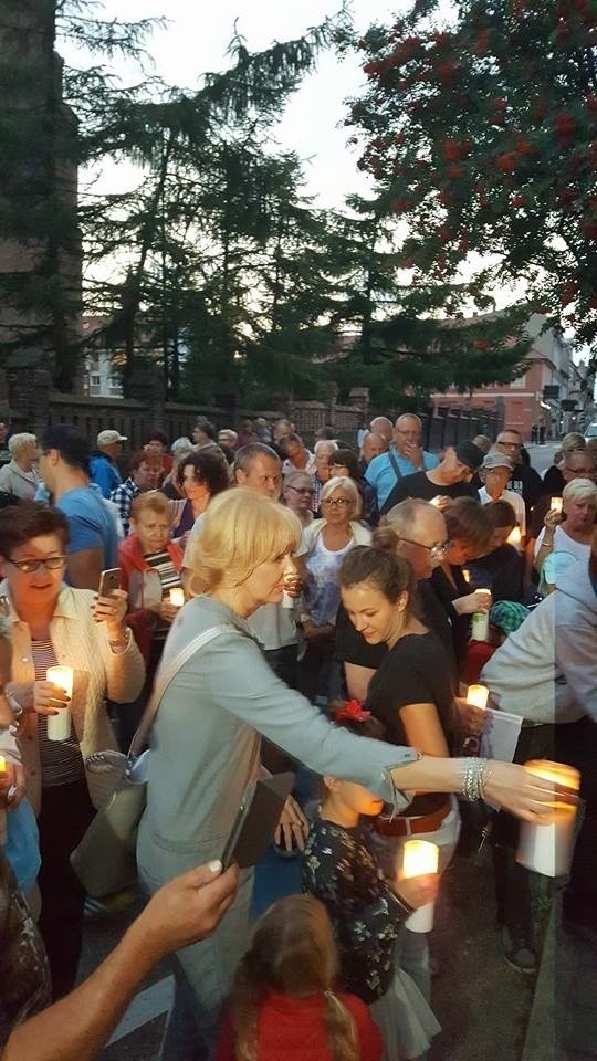 - Jest nadzieja, że ktoś zacznie myśleć szerzej niż dobro partii i  prezesa - mówi Czesława Augustinowicz uczestniczka protestu przed sądem. Prezydent Andrzej Duda  zawetował wczoraj ustawy o Sądzie Najwyższym i o Krajowej Radzie Sądownictwa (obszernie informujemy o tym na wcześniejszych stronach dzisiejszej „Pomorskiej”) . Zanim poznaliśmy decyzję prezydenta, w Chełmnie, podobnie jak w wielu innych miastach regionu, protestowali mieszkańcy. Na  rynku odczytano fragmenty Konstytucji - o zadaniach sądu i jego  funkcjonowania. - Ludzie uformowali kolumnę, a przed drzwiami Sądu Rejonowego ułożyli napis „weto” z palących się zniczy - mówi Czesława Augustinowicz, uczestniczka. - Policja blokowała wloty ulicy, można było stać na jezdni. Zaśpiewaliśmy Hymn Polski. Trwało to pół godziny, a anonimowość w małym społeczeństwie nie wchodzi w grę. Protestowałam, bo nie należy utożsamiać SN z sądem powszechnym - to odrębne instytucje. Nie przyspieszymy zasad rozpatrywania spraw wymieniając sędziów bez usprawnienia sądów. Jeśli chodzi o  zmiany w SN - boję się, że będziemy mieli to co przed II wojną św.- głosujemy do skutku aż wybór zadowoli rządzących lub co po wojnie - nie ważne jak głosujemy, ważne kto liczy głosy - SN zatwierdza ważność wyborów. Teraz jestem zaskoczona, nie spodziewałam się weta prezydenta. Jest promyk nadziei na zmianę. Nic przecież nie trwa wiecznie, a sami wprowadzili możliwość rozliczania za każdy błąd w sposób bezceremonialny.- Podczas akcji spontanicznie wystąpiło kilka osób - relacjonuje Waldemar Piotrowski, uczestnik. - Przed  sądem ludzie krzyczeli „wolne sądy”. Akcja podobna była do tych w dużych miastach, które oglądamy w mediach. Trzeba było powiedzieć: basta! Chcę żyć w wolnym kraju i mieć dostęp do  dobrodziejstwa demokracji. Chcę spokoju. Miło, że Chełmno się obudziło, młodzi zaangażowali, bo byli bierni i  pesymistyczni. Teraz włączyli się w życie społeczne. - Było warto wyjść na rynek i  pójść pod sąd!  - mówi Wojciech Woźny, który organizował akcję z Remigiuszem Mikrutem. - Byli przedstawiciele wszystkich grup wiekowych. Zorganizowałem akcję, bo chcę żyć w wolnym kraju i nie podoba mi się to, co się dzieje. Policja mnie spisała, podobno musieli. Byłem mile zaskoczony frekwencją, bo informacja poszła o godz. 13 tylko na  facebooku i messengerze, a  przyszło ponad sto osób. Ludzie zakomunikowali wyraźny sprzeciw. I to skutecznie!