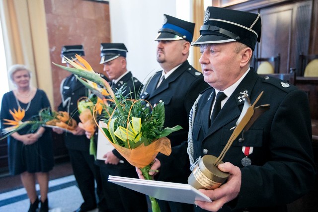 Wielokrotnie chwaliliśmy druhów z Górek Zagajnych za ciekawe inicjatywy. Dzięki ich staraniom powróciła do Górek Zagajnych figura św. Wawrzyńca, patrona wsi. Za projekt „Mało nas do pieczenia chleba”, dzięki któremu zbudowano we wsi piec chlebowy i stworzono miejsce spotkań i integracji pokoleń, druhowie z Górek Zagajnych znaleźli się wśród  zdobywców Florianów 2017. Wczoraj znów odbierali gratulacje. Tym razem w Toruniu, w Collegium Maxiumu UMK, gdzie zorganizowano galę wręczenia „Stalowych Aniołów”.Flesz - bezpieczne dziecko. To musisz wiedzieć!