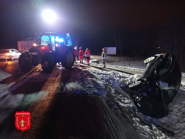 Wypadek na DK94 w Jadownikach, samochód zderzył się z ciągnikiem rolniczym, 17.02.2021