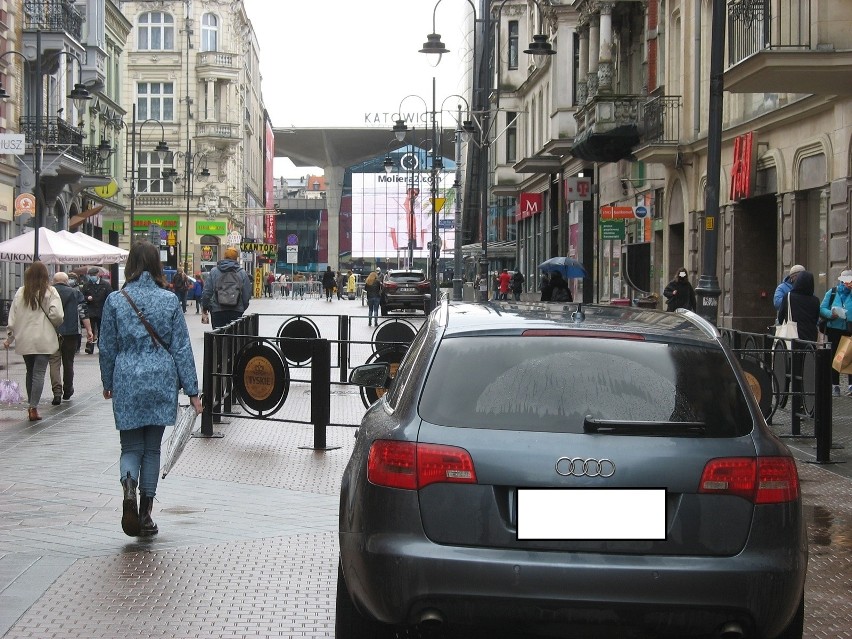 „Mistrzowie parkowania” w Katowicach. Zobacz jak zostawiają...