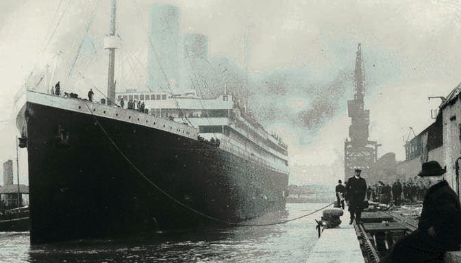 Titanic wyrusza z portu Southaampton w swą pierwszą i...
