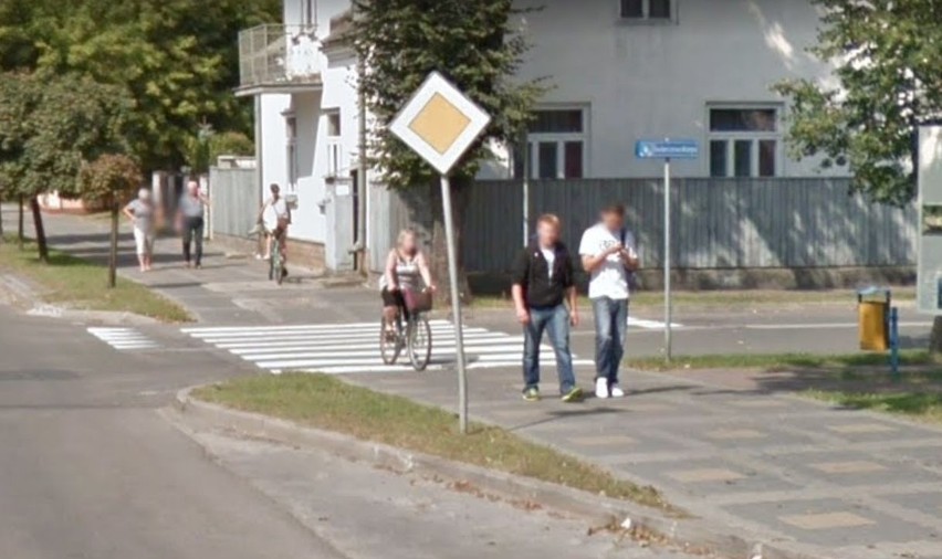 Moda na ulicach Kozienic. Tak się noszą mieszkańcy. Te codzienne stylizacje uchwyciły obiektywy kamer Google Street View. Zobacz zdjęcia!