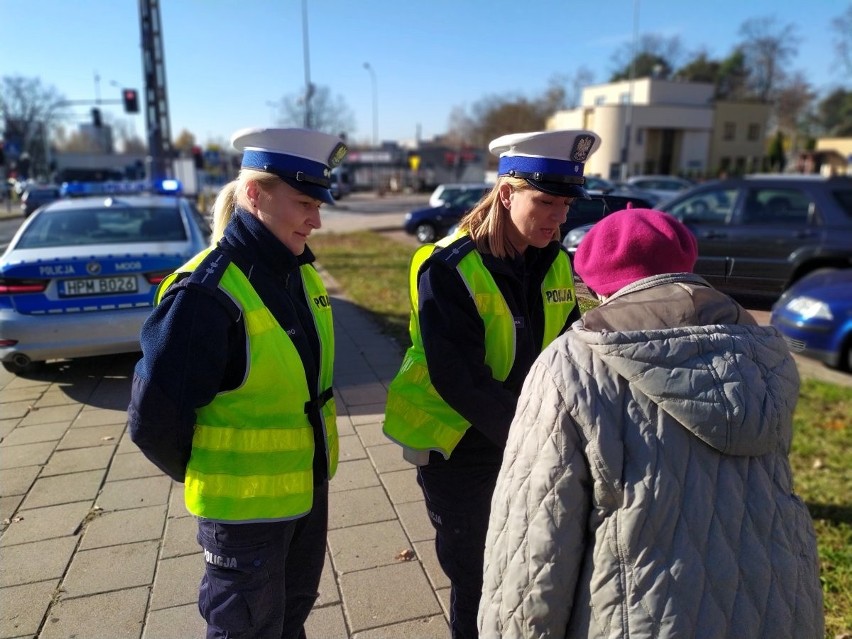 W piątek policjanci byli przy cmentarzu przy ul. Raginisa w...