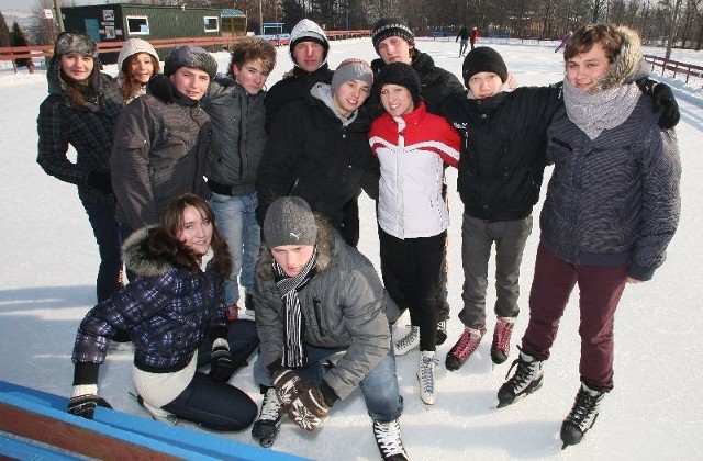 Młodzież z Zespołu Szkół Ponadgimnazjalnych numer 5 w Łopusznie może korzystać z wypoczynku zorganizowanego przez szkołę. Wraz z opiekunem uczniowie przyjeżdżają między innymi na kieleckie lodowisko.