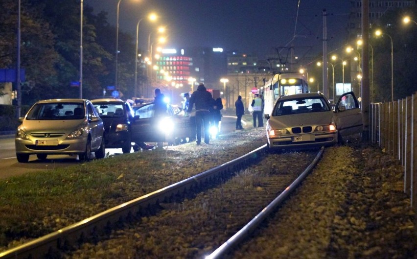 Wypadek na Legnickiej. BMW na torowisku