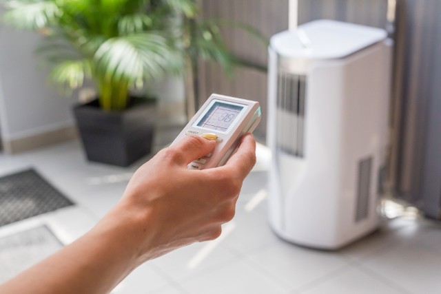 Przenośny klimatyzator do domu i mieszkania.Klimatyzatory przenośne służą nie tylko do chłodzenia – mogą również ogrzewać, oczyszczać i nawilżać powietrze w mieszkaniu.