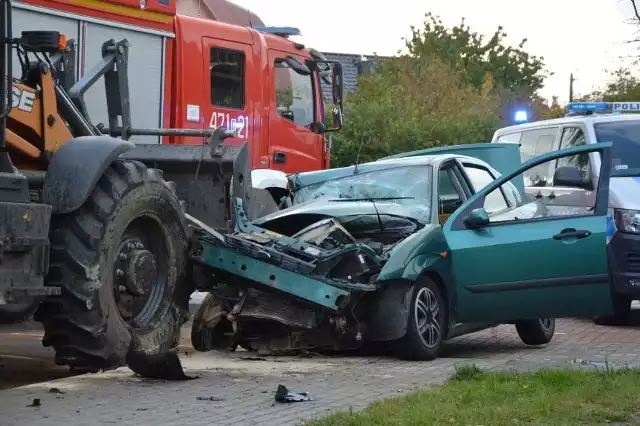 Lębork. Na widok policji przyspieszyli i zderzyli się z koparką. Ciężko rannego kierowcę zabrał LPR. ZDJĘCIA