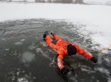 Janów. Strażacy wyciągali poszkodowanych z przerębla (zdjęcia)