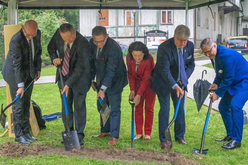 Budowę gazociągu rozpoczęto od symbolicznego wbicia łopat...