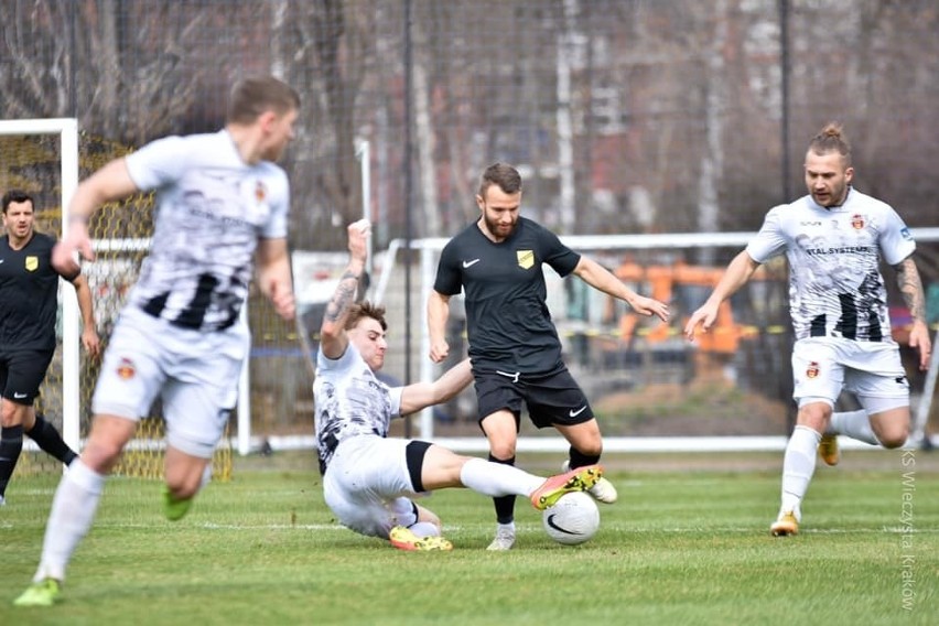 1.04.2021, Kraków: Mateusz Gamrot (drugi z prawej) w meczu...