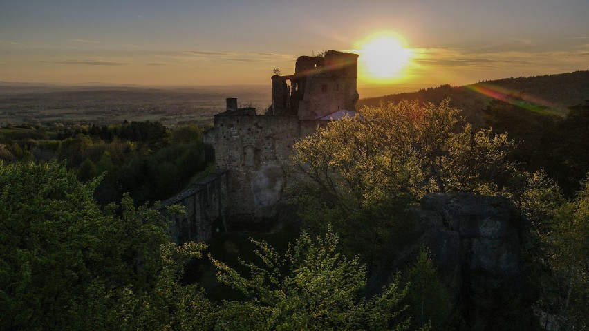 Przepiękny zachód słońca na zamku Kamieniec w Odrzykoniu.