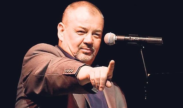 Stanisław Soyka, z zespołem czy solo, wkrótce po wejściu na scenę obejmuje całkowite panowanie nad publicznością. 