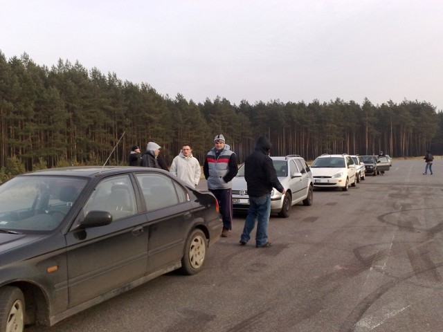 Parking leśny na trasie Szczecin-Chociwel, godz. 12.10. Kierowcy czekają na jadących ze Szczecina kolejnych protestujących.