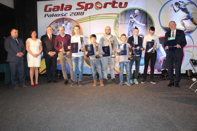 Już po raz trzeci najlepsi sportowcy z gminy Pakość spotkali się na uroczystej Gali Sportu, podczas której wręczone zostały puchary i dyplomy za osiągnięcia uzyskane w 2017 roku.Impreza odbyła się w Ośrodku Kultury i Turystyki. W tym roku formuła Gali Sportu była inna niż w latach poprzednich. Specjalnie powołana kapituła wybrała zwycięzców w dziesięciu kategoriach, a wyniki odczytywane były dopiero podczas Gali.Przybyłych gości powitał burmistrz Pakości Wiesław Kończal. Wśród zaproszonych gości znaleźli się nie tylko najlepsi sportowcy gminy ale również działacze sportowi oraz osoby wspierające sport.Laureatami w poszczególnych kategoriach zostali:- Dominik Kowalski - Zawodnik Roku 2017 w kat. Szkół Podstawowych,- Wiktor Racław - Odkrycie Roku 2017, - Joanna Pawlak - Zawodnik Roku 2017 w Strzelectwie Sportowym, - Błażej Emeschajmer - Koszykarz Roku 2017, - Hubert Wójcik - Piłkarz Roku 2017 w kat. Junior, - Bartłomiej Delekta - Piłkarz Roku 2017 w kat. Senior, - Grzegorz Lasota - Żeglarz Roku 2017, - Mirosław Milewski - Trener Roku 2017.Sportowcem Roku 2017 został zawodnik Klubu Sportowego Notecianka Pakość Bartłomiej Delekta. W kategorii "Zasłużony dla Sportu" zwyciężył Tadeusz Grupa, który obchodził jubileusz 50-lecia działalności sportowej.Uroczyste wręczanie pucharów przeplecione były występami zespołu muzycznego "Moon River".