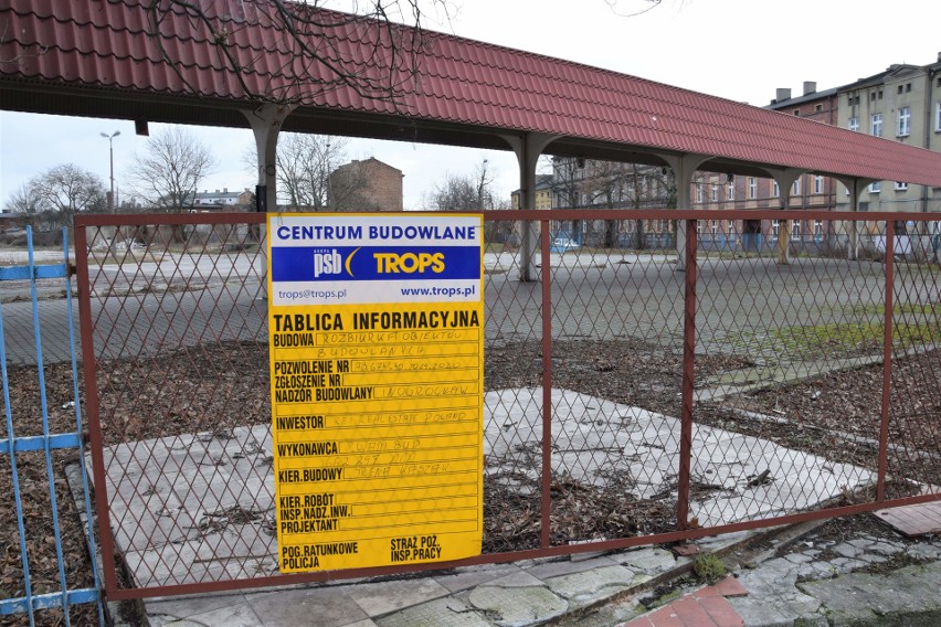 Trwają prace rozbiórkowe dawnego dworca PKS w Inowrocławiu....