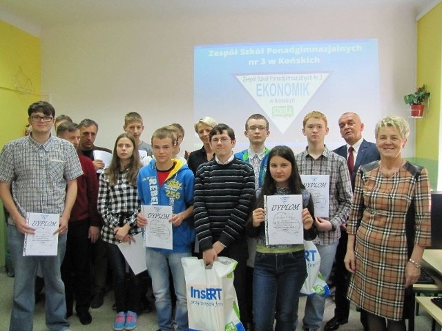 Uczestnicy Powiatowego Konkursu Informatycznego po zakończeniu zmagań w koneckim &#8222;ekonomiku&#8221;.
