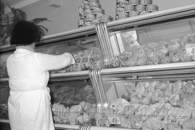 Na zdjęciu sklep mięsny w latach 1967-1973. Widoczna ekspedientka przy regale chłodniczym z drobiem.