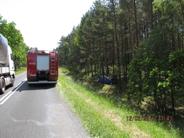 Wypadek pod Białogardem. Seat uderzył w drzewo