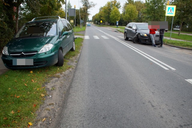 W niedzielę (29 września) doszło do wypadku na ul. Kaszubskiej w Słupsku. Kierowca citroena zatrzymał się przed przejściem dla pieszych, a jadące za nim audi uderzyło w jego tył. Uderzenie było na tyle silne, że osobowe audi wjechało na przejście dla pieszych i potrąciło mężczyznę.Były spore utrudnienia w ruchu na ul. Kaszubskiej w Słupsku.