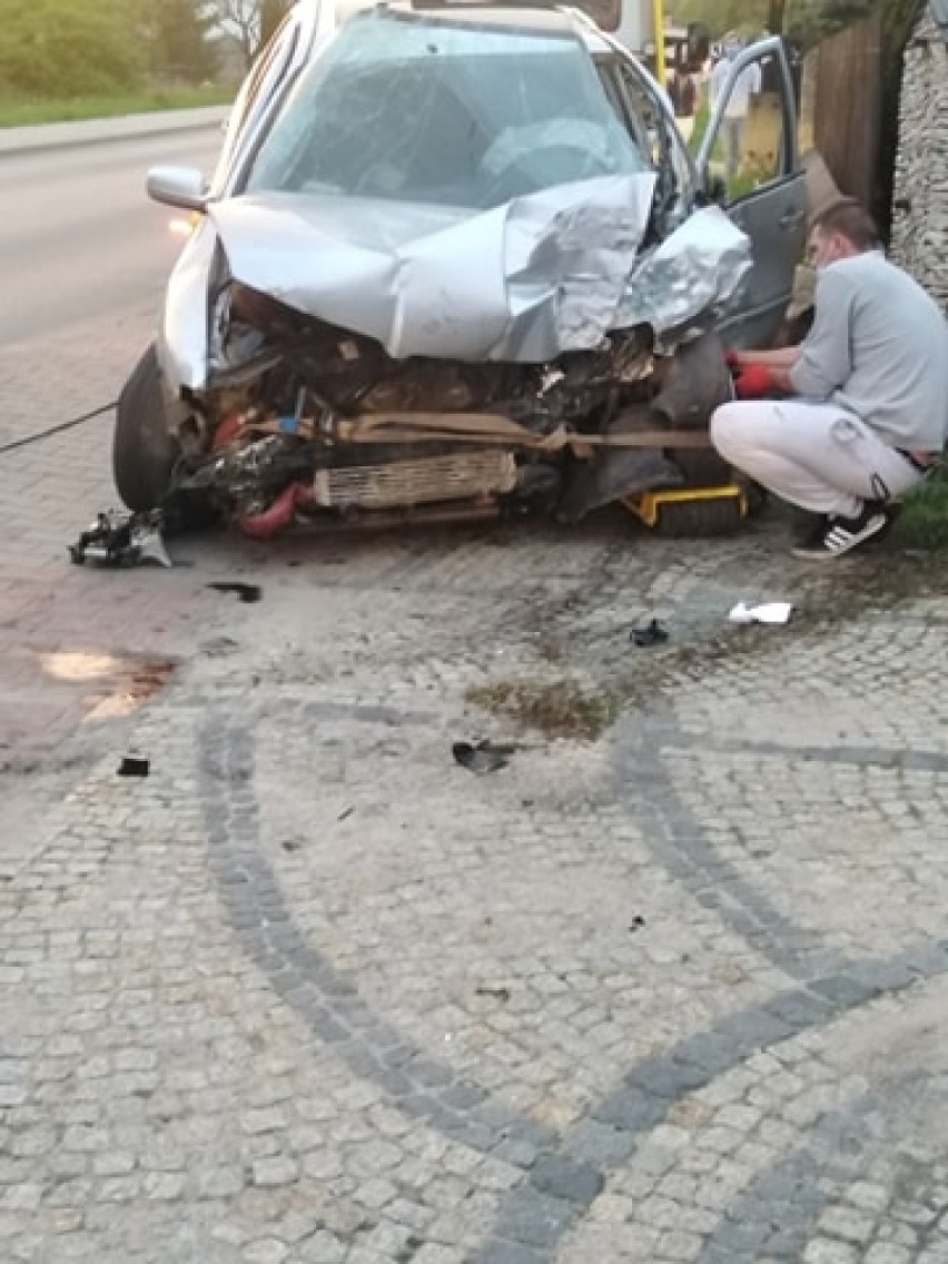 Wypadek w Dąbrowie Górniczej: Młody kierowca wjechał w płot...