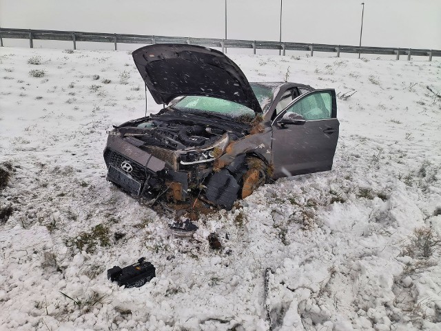 Do wypadku doszło na 129. kilometrze autostrady A1 (w kier. Łodzi). Autem podróżowały trzy osoby.