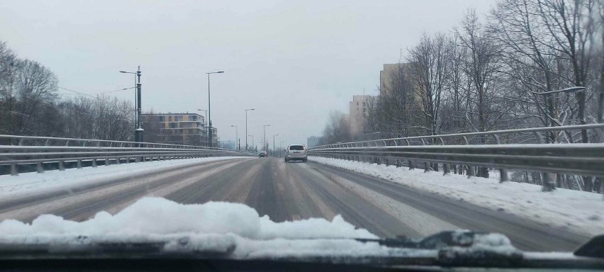 Powrót zimy w Łodzi. Miasto zasypane śniegiem przed najcieplejszym weekendem w tym roku ZDJĘCIA