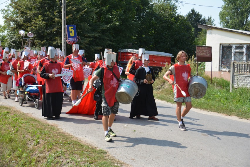 Efektowne stroje i "dzień dziecka" na tarnowskiej pielgrzymce na Jasną Górę [ZDJĘCIA]