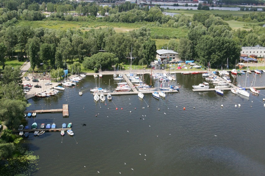 Plaża w Dąbiu zamknięta! Ratownicy wywiesili czerwoną flagę. Powód? Sinice