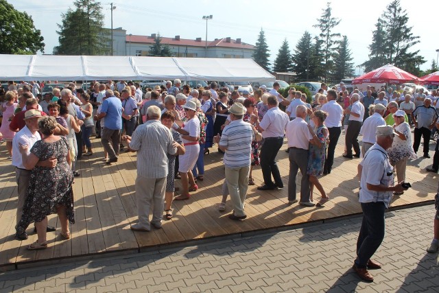 Senioralnemu Festiwalowi Kapel i Zespołów Śpiewaczych będzie towarzyszyła potańcówka na dechach. Tak jest każdego roku.