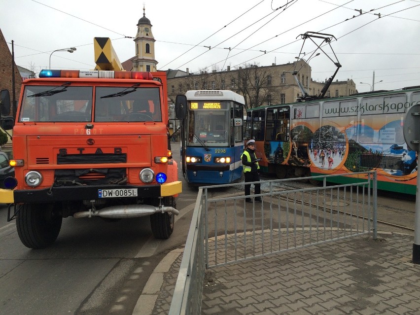Wrocław: Zderzenie dwóch tramwajów przy pl. Wróblewskiego. Były duże utrudnienia (ZDJĘCIA)