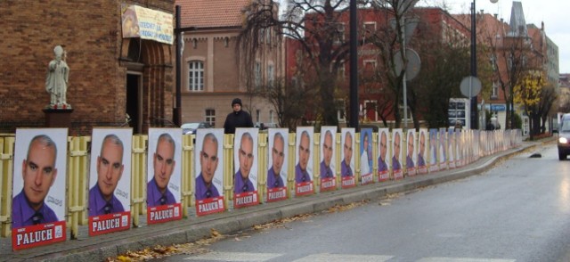 Plakaty wyborcze ciągną się od ronda O. Medarda, aż do budynku urzędu miejskiego. Powieszono je zgodnie z prawem.