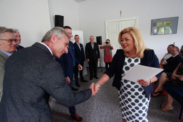 Wyróżnienie dla "Urzędu Skarbowego Przyjaznego Przedsiębiorcy" odbiera Violetta Detmet, naczelnik urzędu w Lipnie