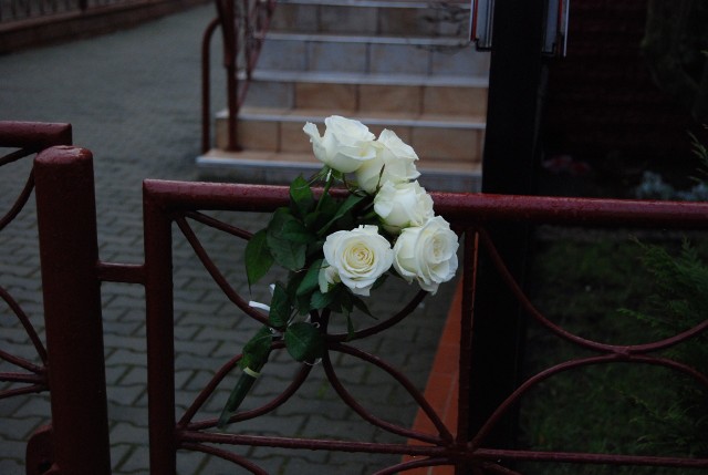 Pięć symbolicznych róż zawisło na ogrodzeniu escape roomu.