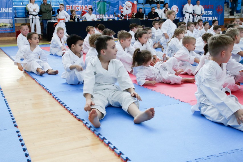 Dzieci bawiły się podczas Mikołajków z karate, zorganizowanych przez Daniela Iwanka