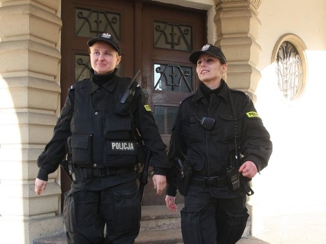 Sylwia Wołczyńska i Patrycja Rolka od niedawna pracują w policji i na razie patrolują ulice , ale w tym zawodzie czują się świetnie i liczą na szybki awans. 