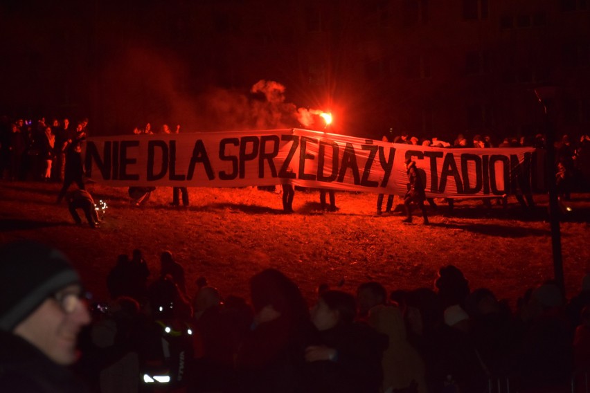 Nowe fakty: Kibice protestowali podczas Sylwestra pod gwiazdami w Starachowicach. Prezydent: nie będzie sprzedaży stadionu!