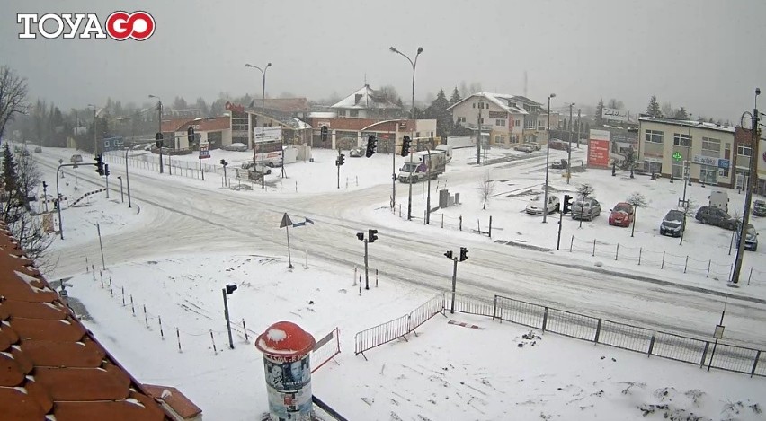 Pabianice. Miasto zasypane śniegiem. Warunki są fatalne ZDJĘCIA