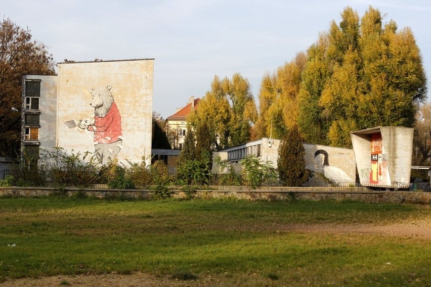 Opuszczone budynki Szkoły Podstawowej nr 84 przy ulicy...