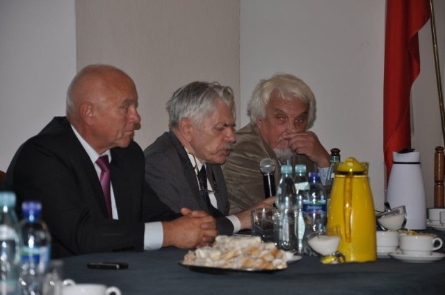 W środku profesor Andrzej Schiznel, po prawej Krzysztof Burek, redaktor Zeszytów Sandomierskich, po lewej &#8211; burmistrz Sandomierza Jerzy Borowski.