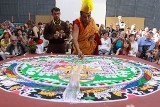 Mandala na rzecz pokoju zniszczona. Kilkuset białostoczan zbierało resztki.  (wideo i zdjęcia)