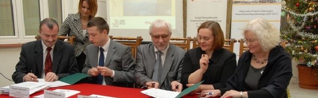 Przedstawiciele władz Mazowsza i ostrołęckiego muzeum tuż po podpisaniu umów 