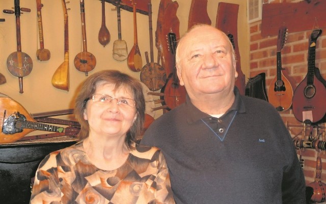 Stanisław Jacek Machała razem z ukochaną  żoną Alicją w salonie pełnym instrumentów. Razem przez lata pracowali dla dzieci, dzisiaj wspierają się w swoich pasjach, życiu osobistym i pokonywaniu trudności.