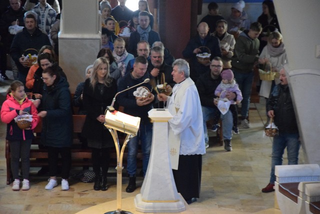 Wielka Sobota w kościele bł. Karoliny w Tychach:  święcenie potraw oraz adoracja krzyża i Grobu Pańskiego