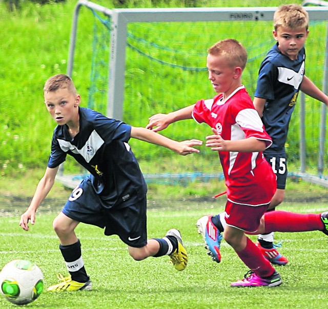 W ramach zajęć organizowanych przez MOSiR dzieci mogą poznać tajniki gry w piłkę nożną