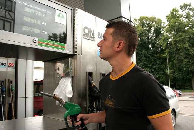 Wczoraj na stacji Bliska w Koszalinie benzynę bezołowiową kierowcy tankowali za 4,35 zł za litr. To nawet 30 gr mniej, niż na początku wakacji. 