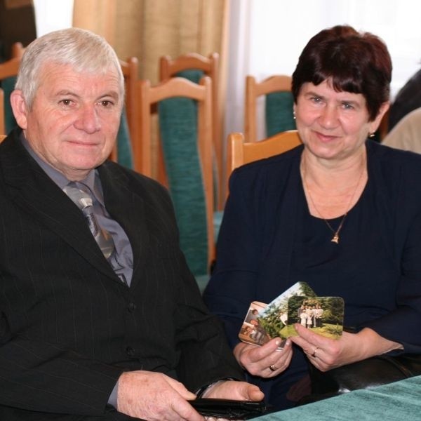 Czesława i Henryk Maśkiewicz przyszli na uroczystość z rodzinnymi fotografiami.