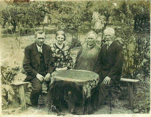 1934 , Rodzinna firma Kamieniarska Staniszewskich. Piotr Leon Staniszewski z żoną Florentyną i najstarszym synem Józefem i jego żoną Genowefą.