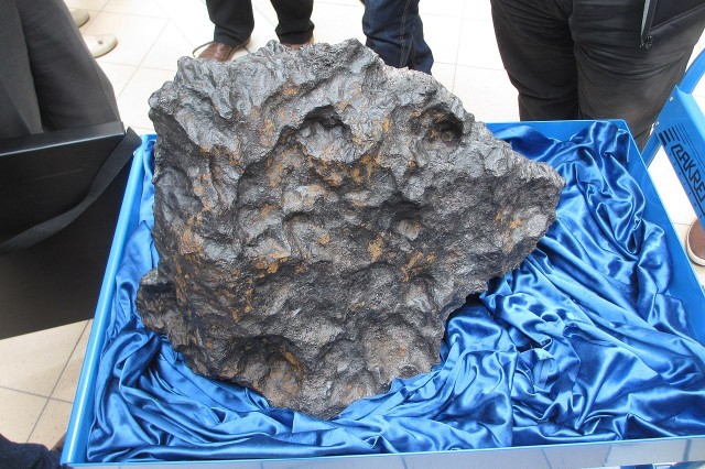 CC BY-SA 3.0Najcięższy odnaleziony odłamek „kosmicznej skały", ważący ponad 260 kilogramów.